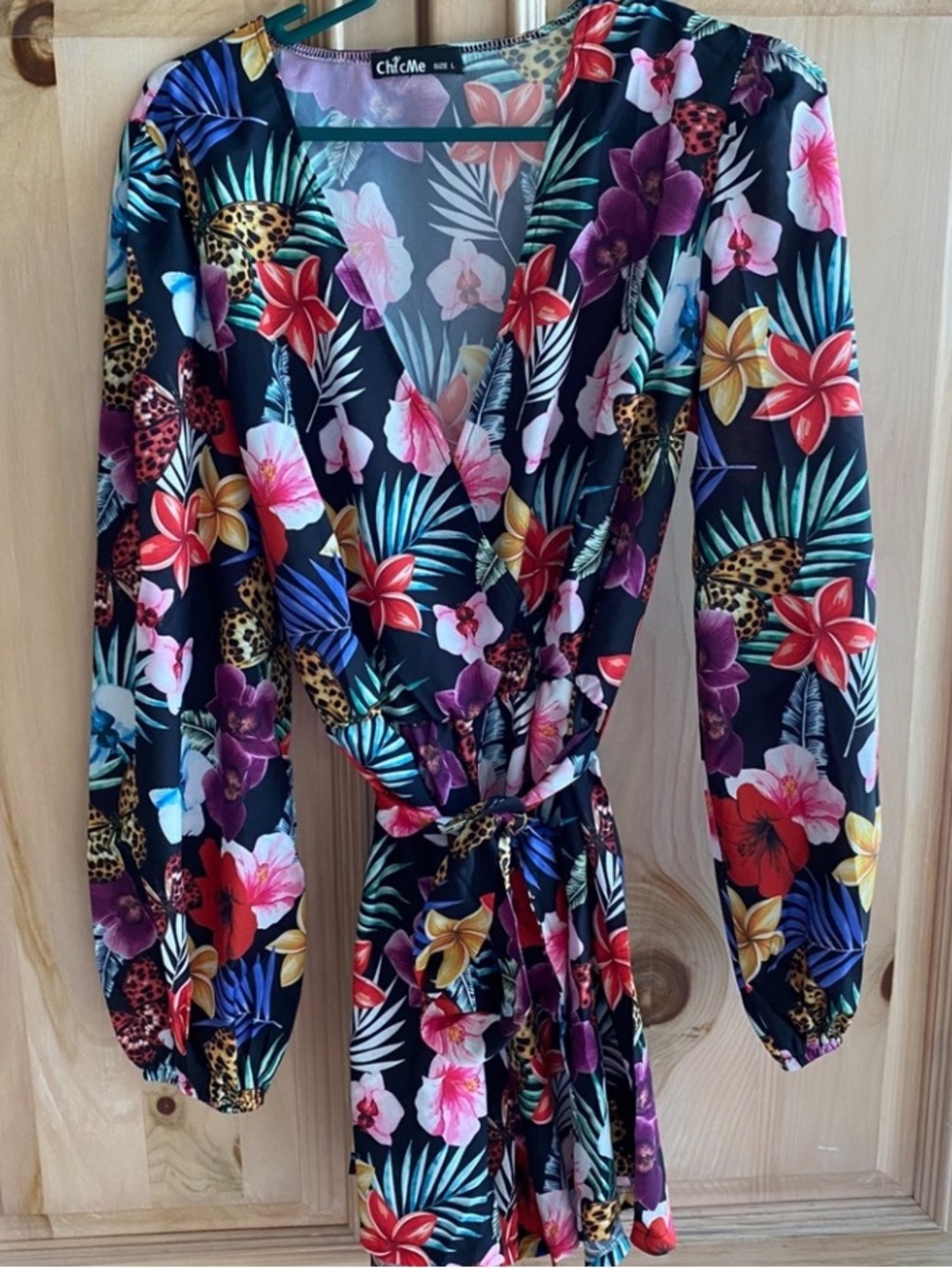 NWOT Chic Me Sz L Spring Floral blouse. Beautiful. In perfect cond.